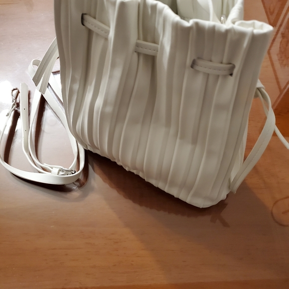Zara
PLEATED MINI BUCKET BAG - Picture 2 of 2